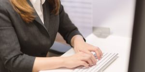 パソコンで仕事をする女性