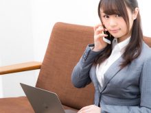 電話をしている女性