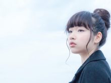 遠くを見つめて考える女性