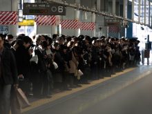 並んでいる大勢の会社員