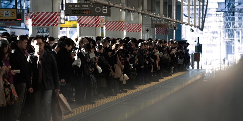 並んでいる大勢の会社員