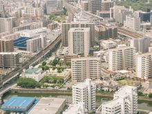 企業のビル群
