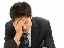 失敗して頭を抱え込む男性