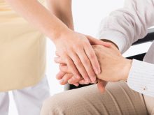 介護の仕事をする手