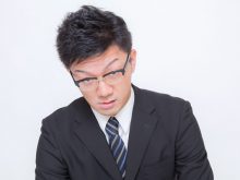 面接で戸惑う男性