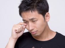 涙する男性