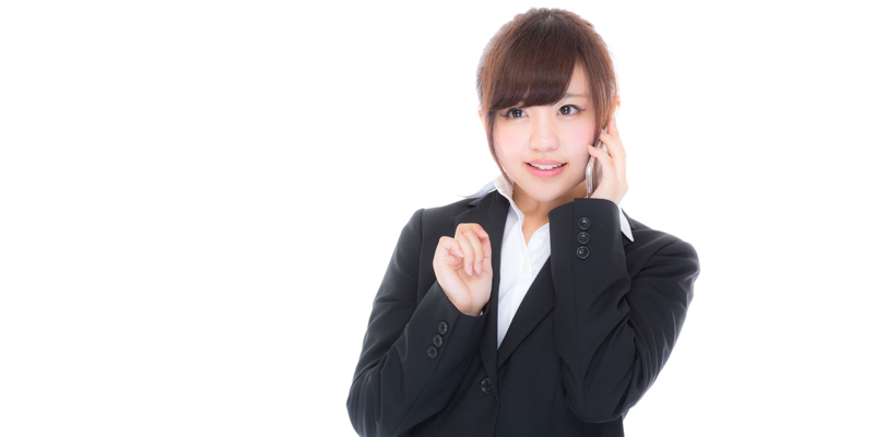 電話連絡をする女性