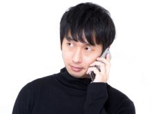 電話を掛ける男性