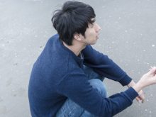落ち込む無職の男性