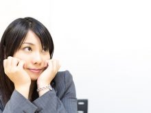 戦略を考える女性