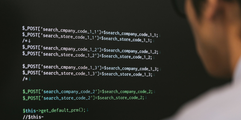 コードを書くプログラマー
