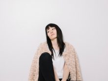 不安な表情の女性