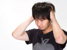 頭を抱える男性
