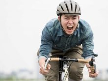 焦って急ぐ男性