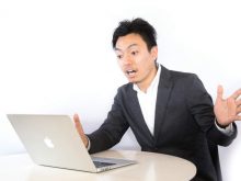 パソコンで求人情報を検索する男性