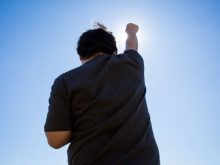 ガッツポーズをする男性