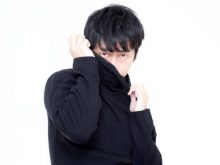 嘘をつかれておびえる男性