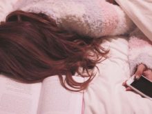 落ち込む女性